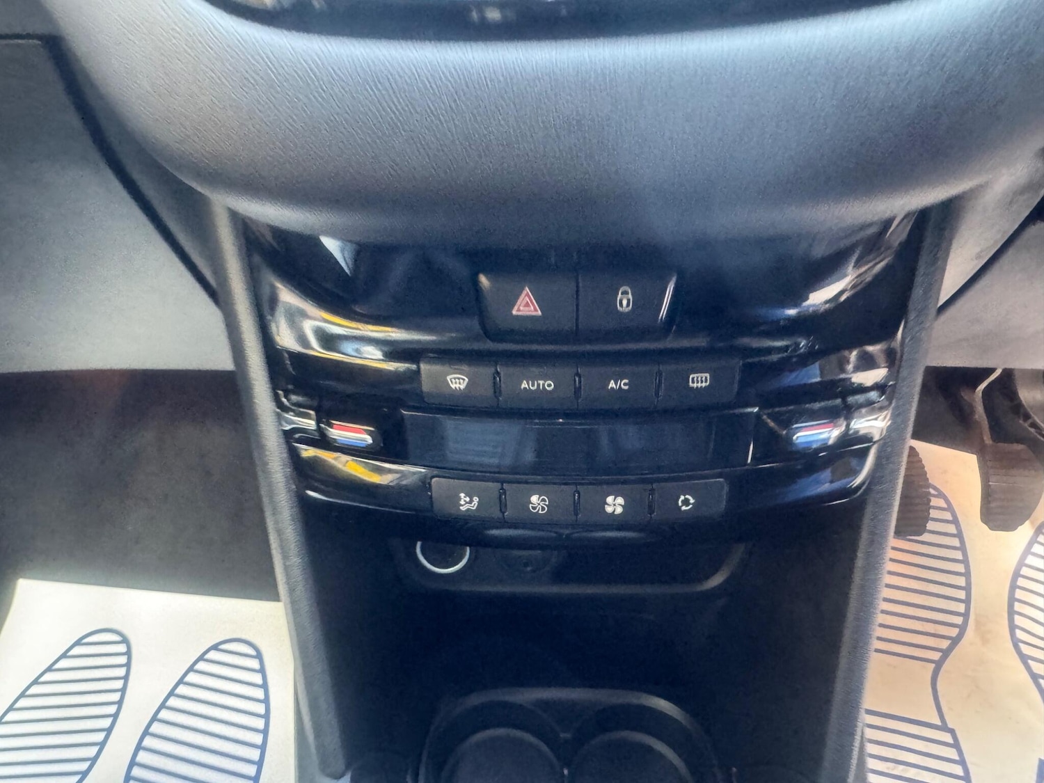 Used Peugeot 208 2013 for sale - 76498452: Photo 36