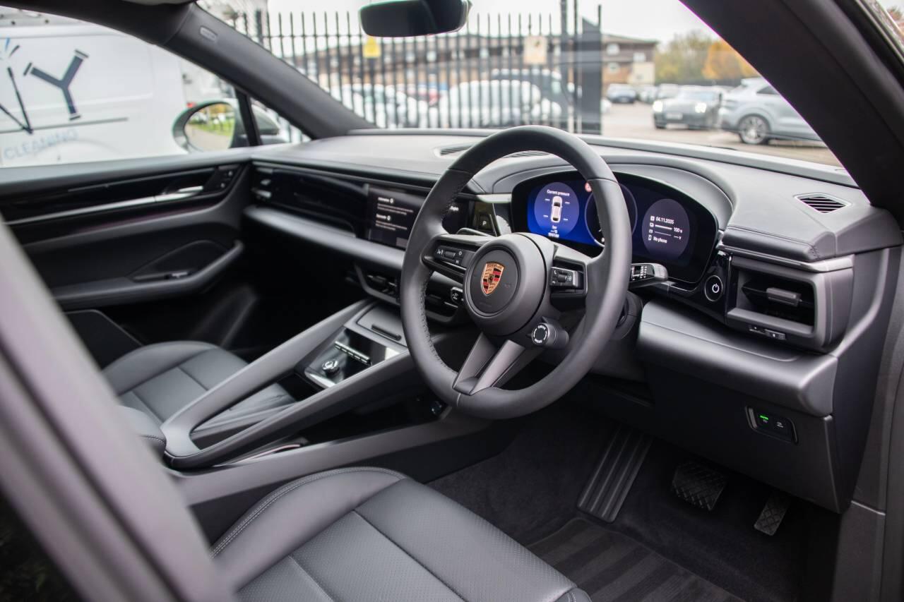 Used Porsche Macan 2025 for sale - 76692552: Photo 4