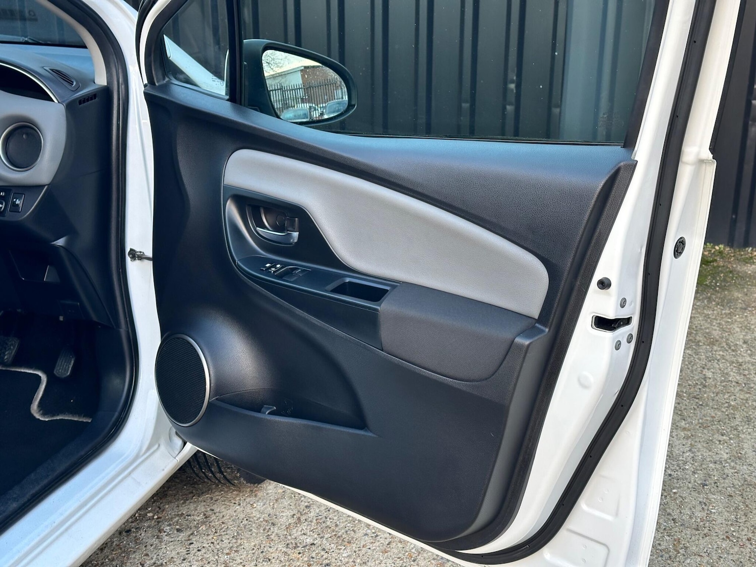 Used Toyota Yaris 2015 for sale - 76607993: Photo 10