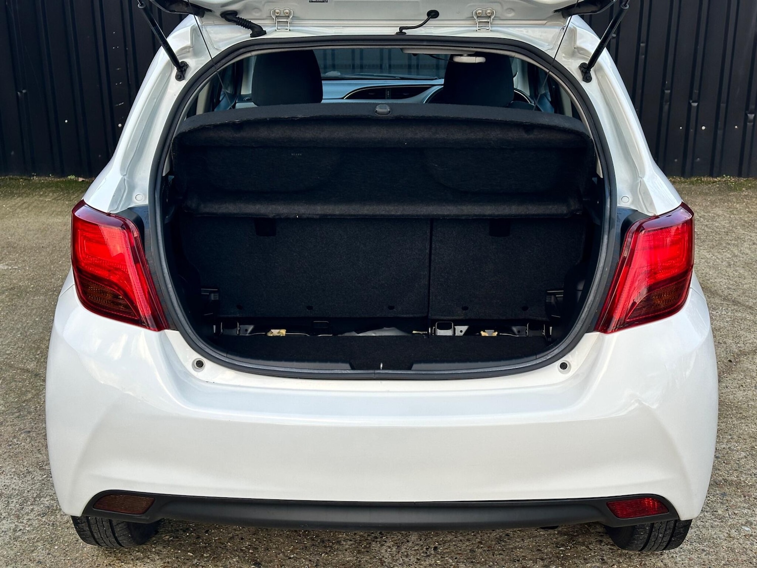 Used Toyota Yaris 2015 for sale - 76607993: Photo 33