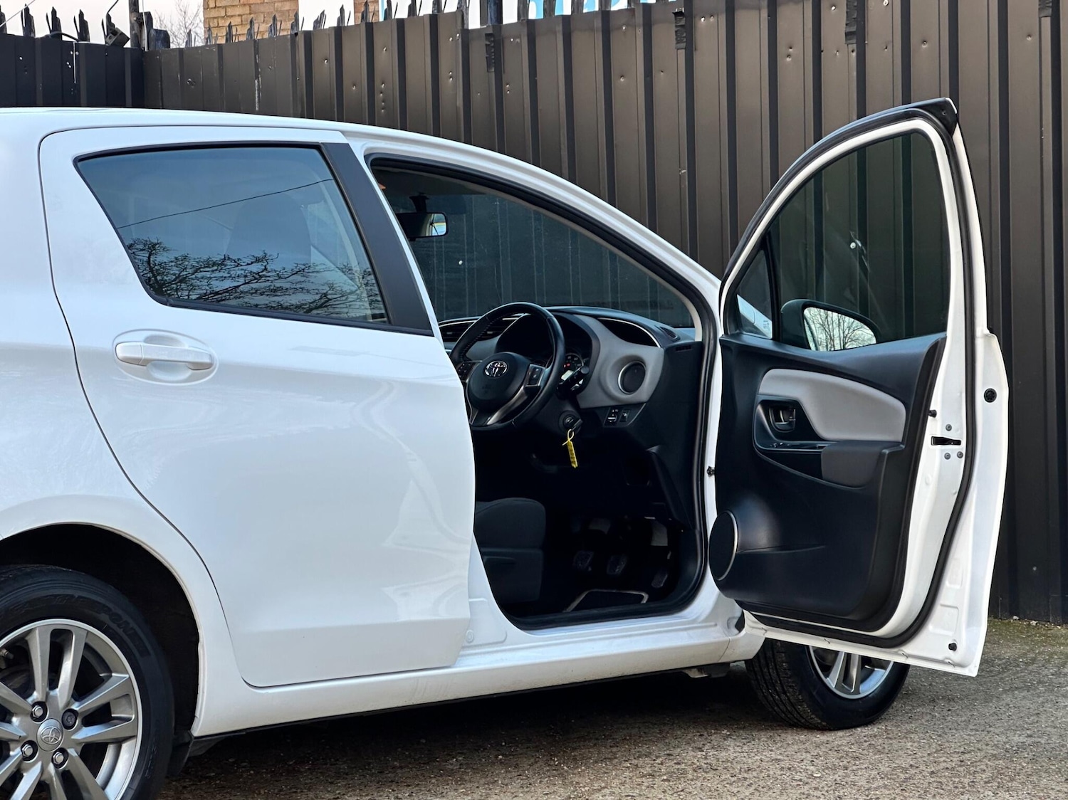 Used Toyota Yaris 2015 for sale - 76607993: Photo 9