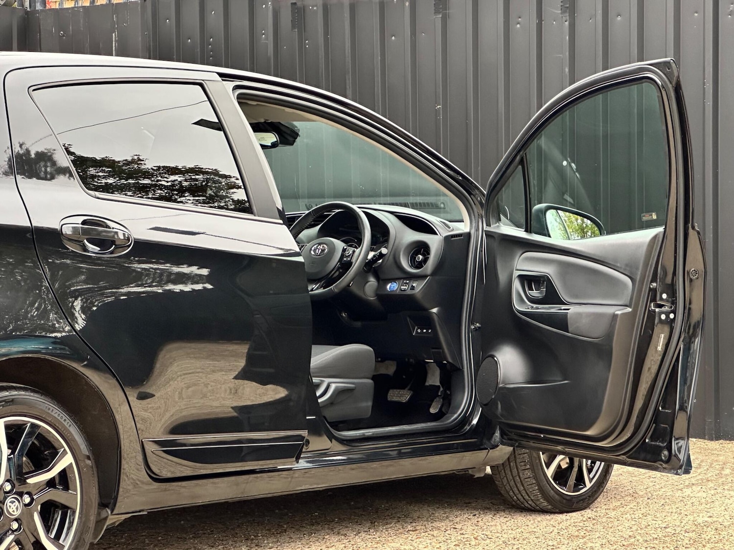 Used Toyota Yaris 2018 for sale - 76317844: Photo 9