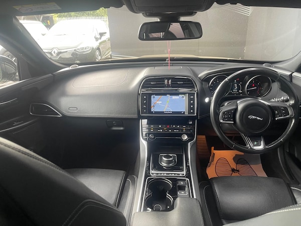 Used Jaguar XE 2017 for sale - 75543930: Photo 3