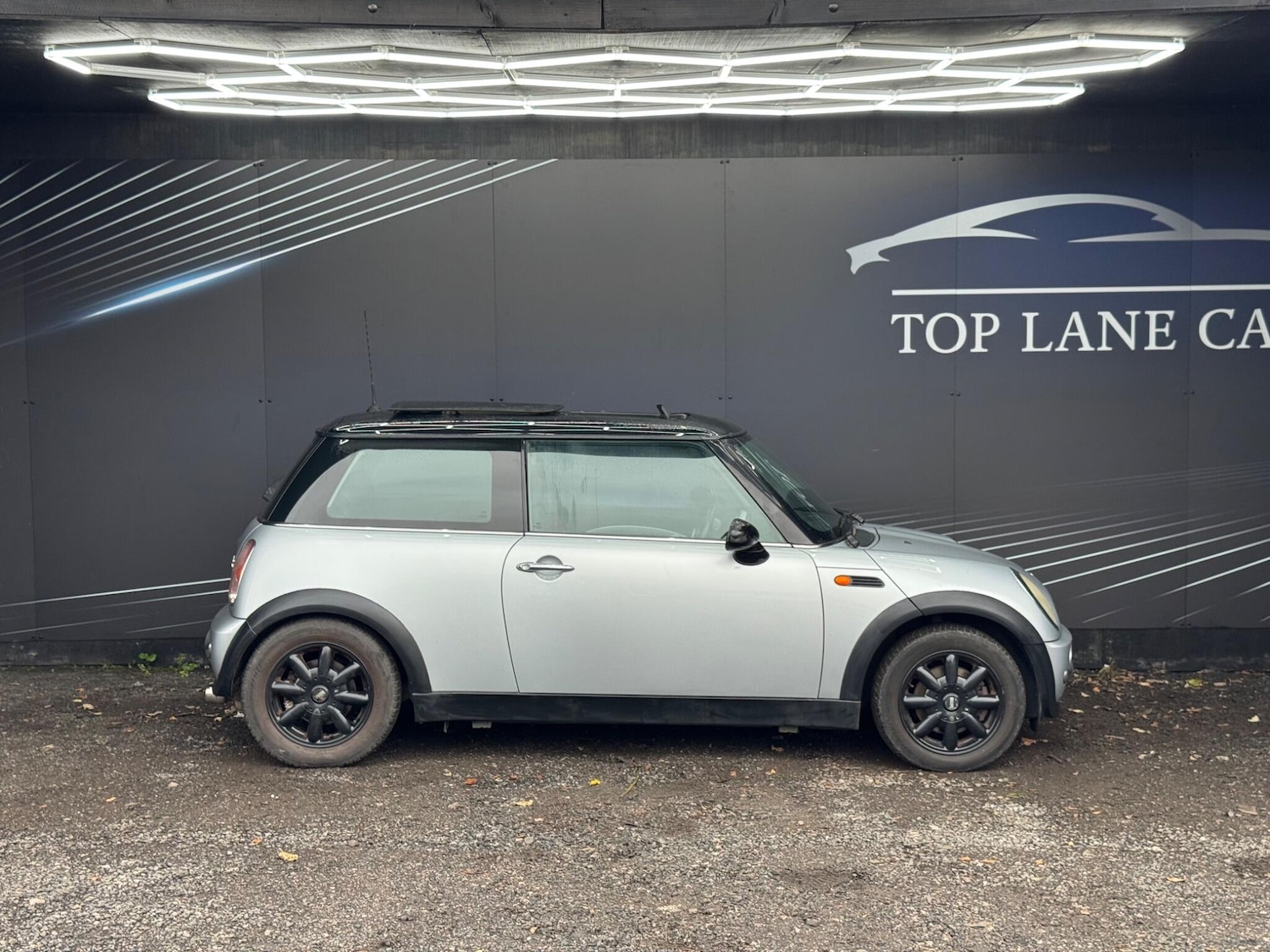 Used MINI Hatch 2002 for sale - 76992379: Photo 2