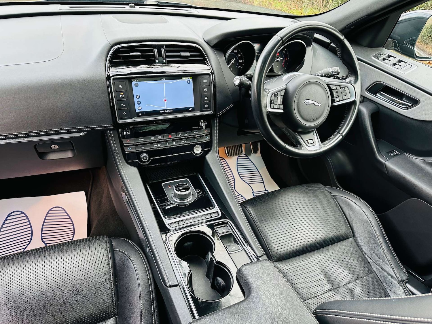 Used Jaguar F-Pace 2017 for sale - 77235359: Photo 8