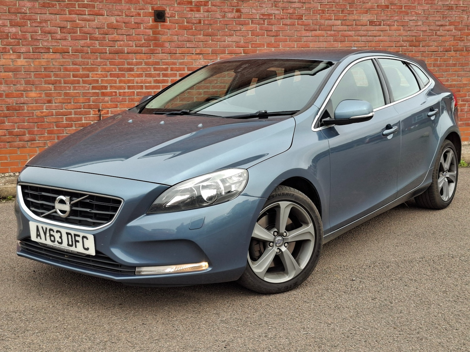 Used Volvo V40 2013 for sale - 77872509: Photo 2