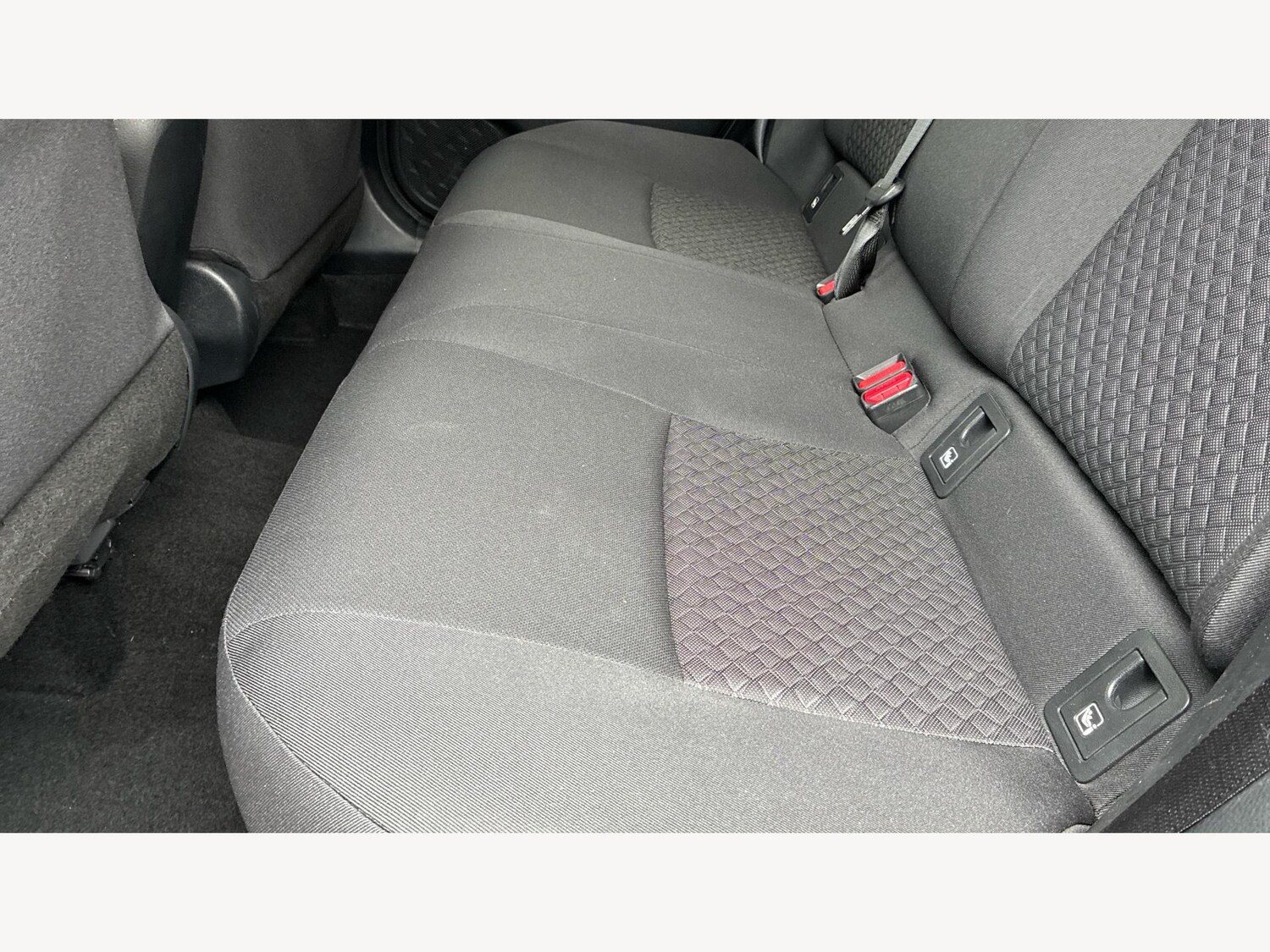 Used Toyota C-HR 2023 for sale - 76326080: Photo 15