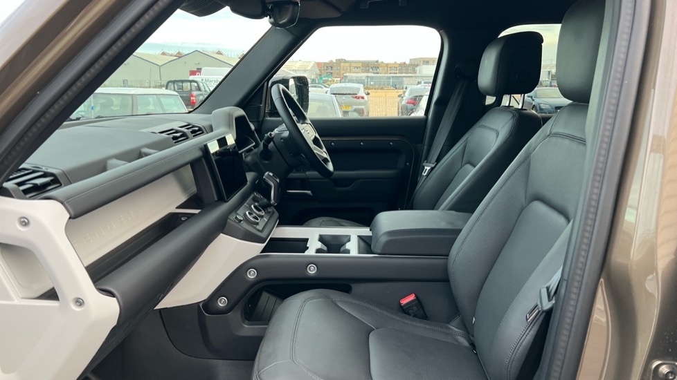 Used Land Rover Defender 2025 for sale - 76874297: Photo 3