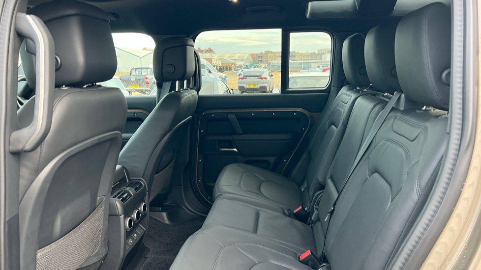 Used Land Rover Defender 2025 for sale - 76874297: Photo 4