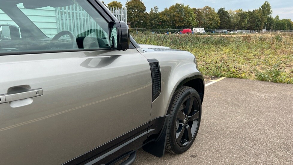 Used Land Rover Defender 2022 for sale - 76104339: Photo 43