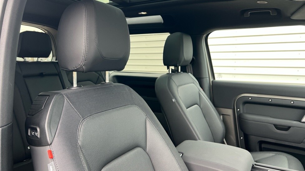 Used Land Rover Defender 2022 for sale - 76104339: Photo 44