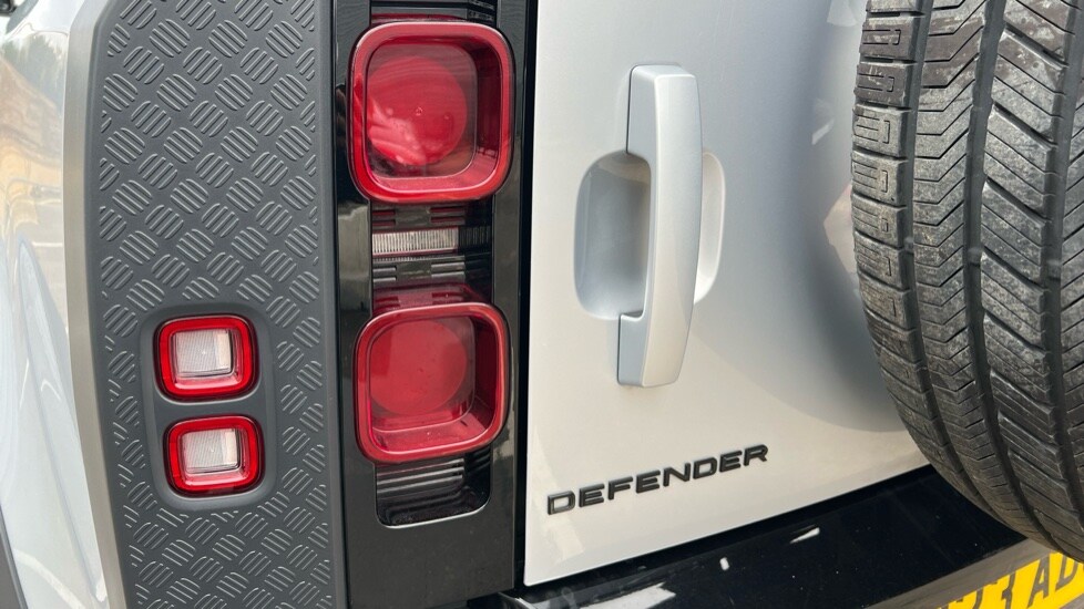 Used Land Rover Defender 2023 for sale - 76556922: Photo 19