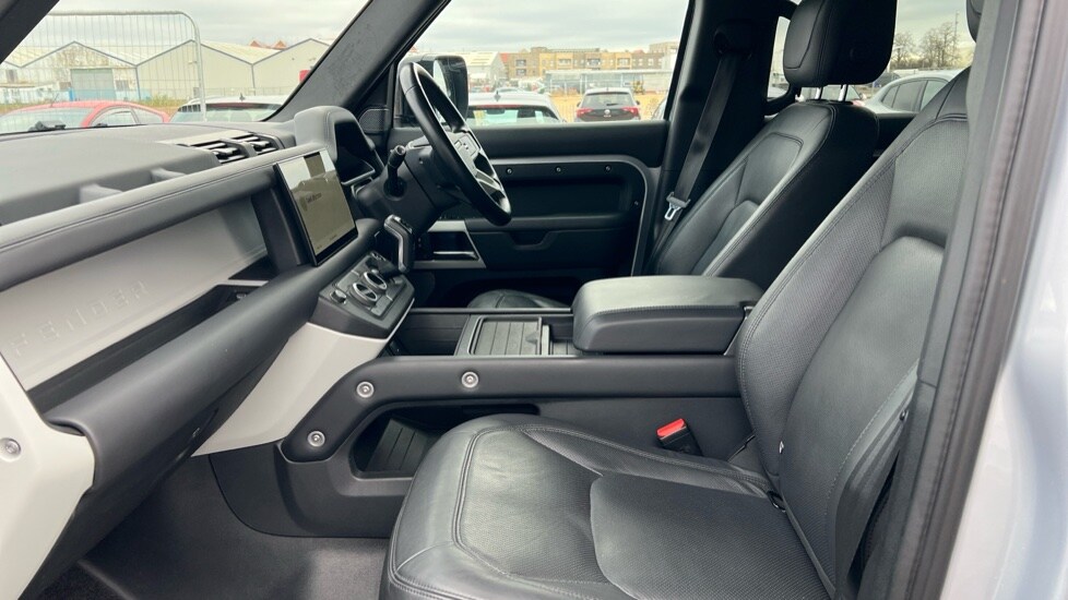 Used Land Rover Defender 2023 for sale - 76556922: Photo 3