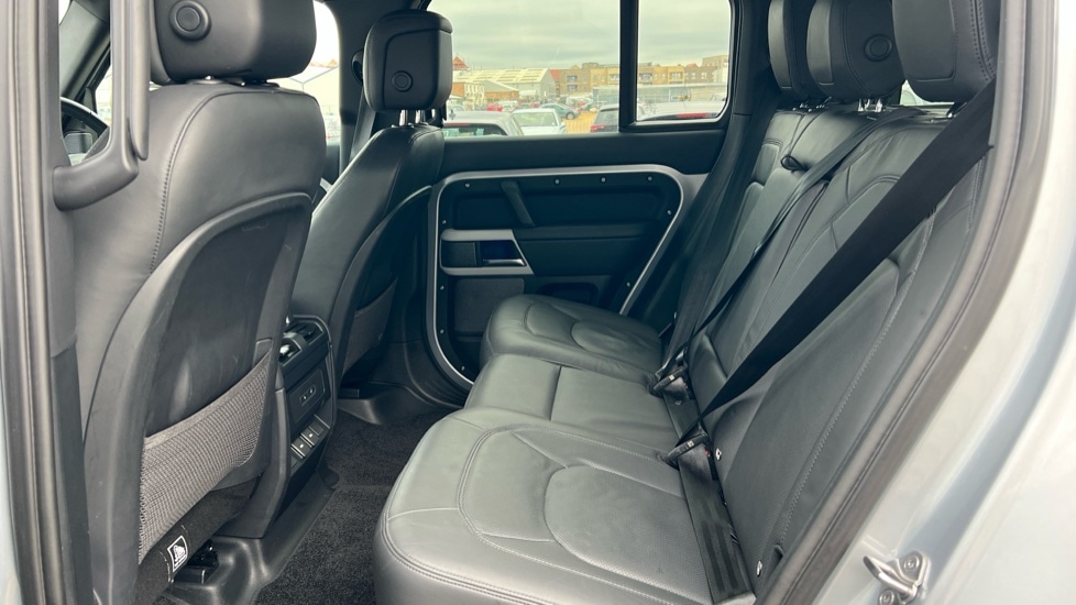 Used Land Rover Defender 2023 for sale - 76556922: Photo 4