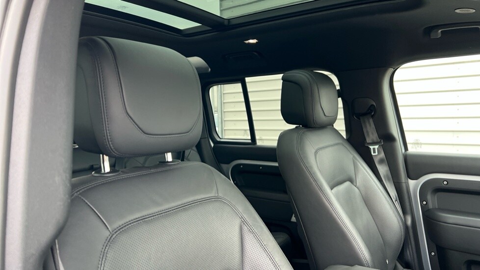 Used Land Rover Defender 2023 for sale - 76556922: Photo 47