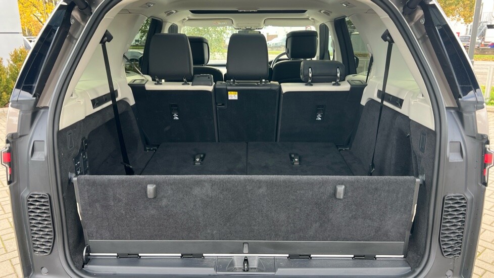 Used Land Rover Discovery 2024 for sale - 76312407: Photo 10