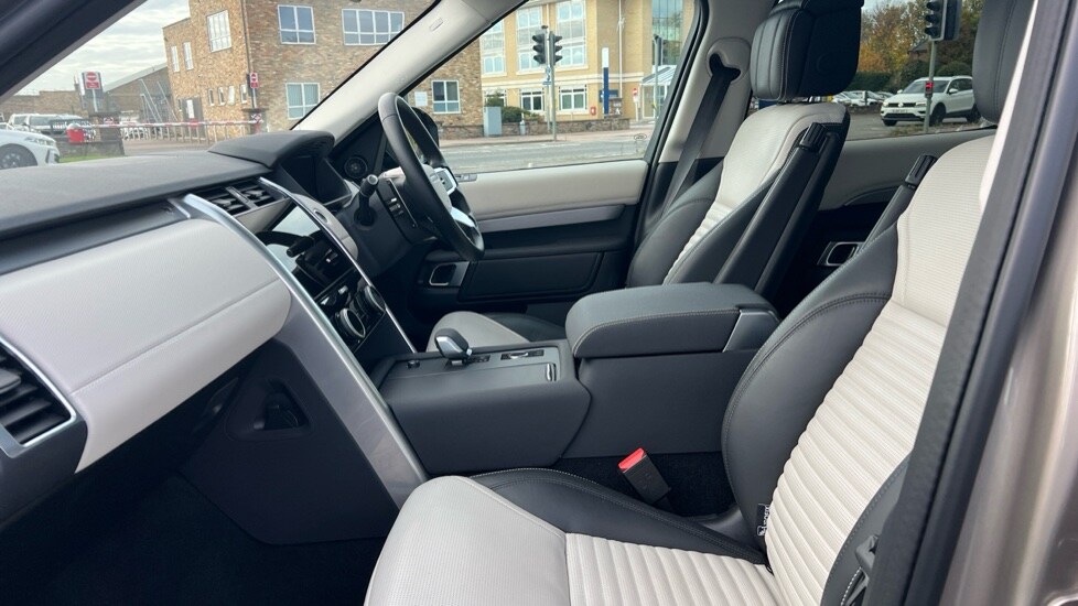 Used Land Rover Discovery 2024 for sale - 76312407: Photo 3