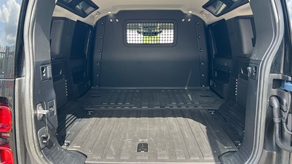 Used Land Rover Defender 2023 for sale - 75472747: Photo 10