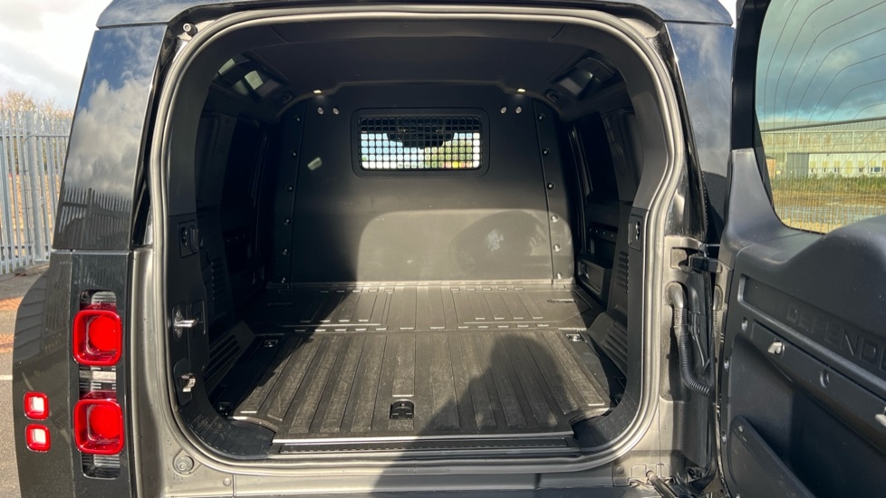 Used Land Rover Defender 2023 for sale - 76660699: Photo 10