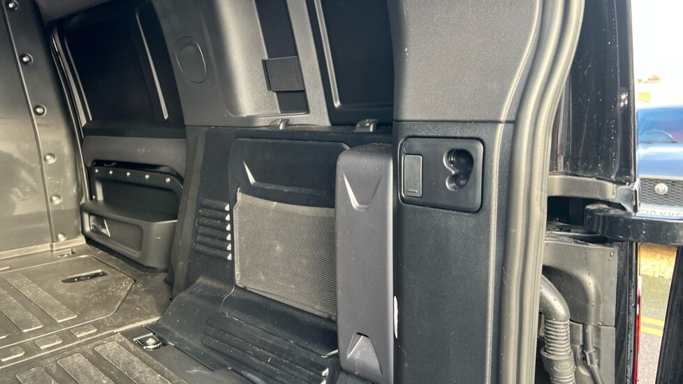 Used Land Rover Defender 2023 for sale - 76660699: Photo 37