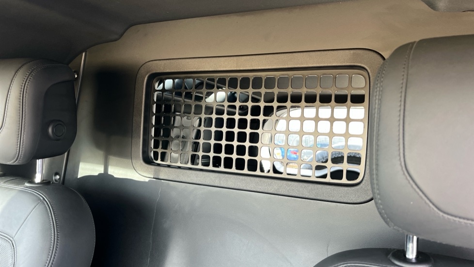 Used Land Rover Defender 2023 for sale - 76660699: Photo 4