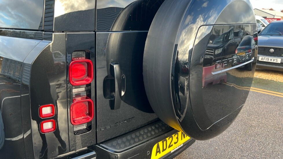 Used Land Rover Defender 2023 for sale - 76660699: Photo 40