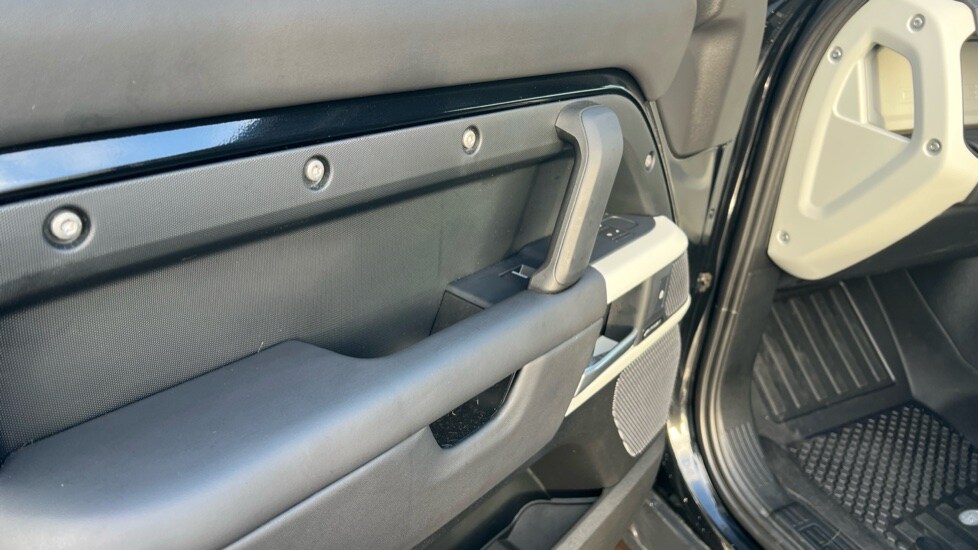Used Land Rover Defender 2023 for sale - 76660699: Photo 43