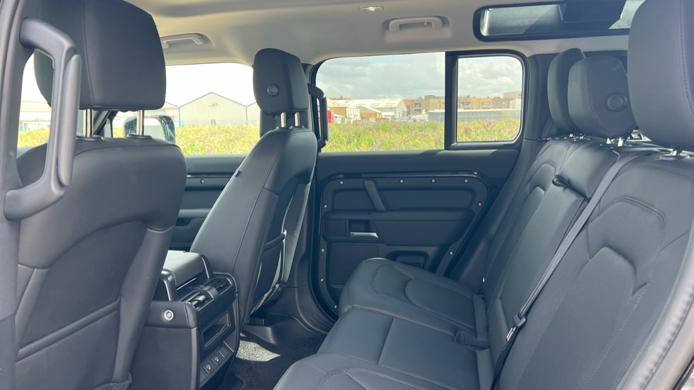 Used Land Rover Defender 2024 for sale - 76074281: Photo 4