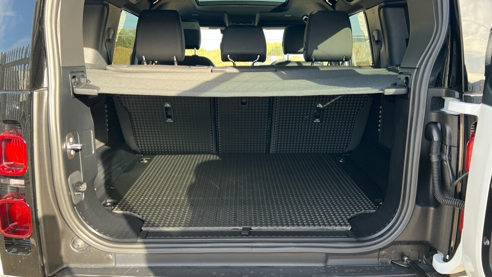 Used Land Rover Defender 2025 for sale - 76390063: Photo 10