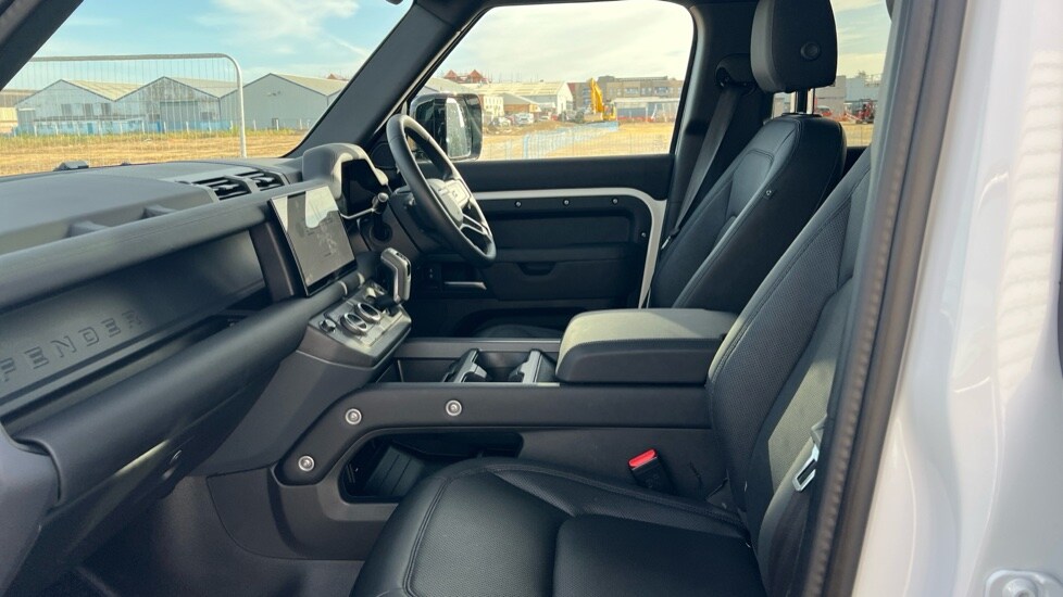 Used Land Rover Defender 2025 for sale - 76390063: Photo 3