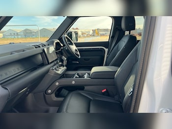 Used Land Rover Defender 2025 for sale - 76390063: Photo