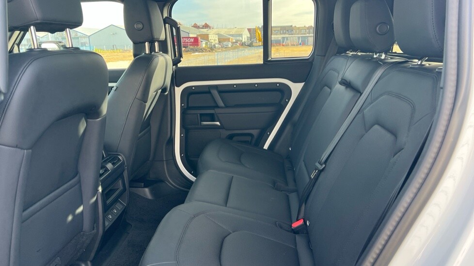 Used Land Rover Defender 2025 for sale - 76390063: Photo 4