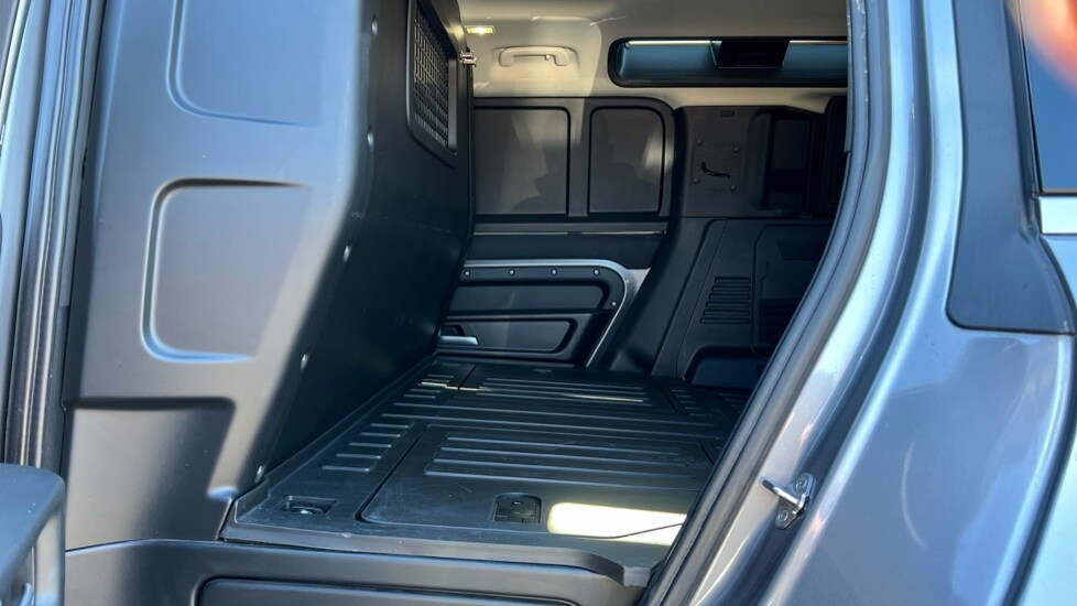 Used Land Rover Defender 2021 for sale - 76507699: Photo 14