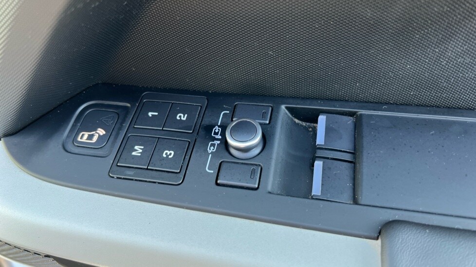 Used Land Rover Defender 2021 for sale - 76507699: Photo 30