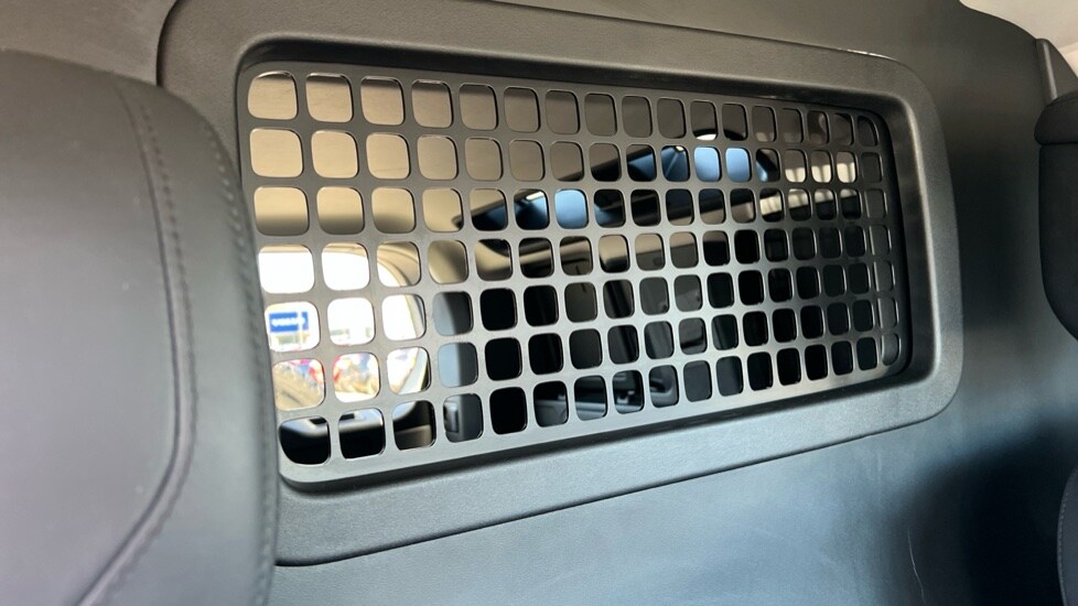 Used Land Rover Defender 2021 for sale - 76507699: Photo 31