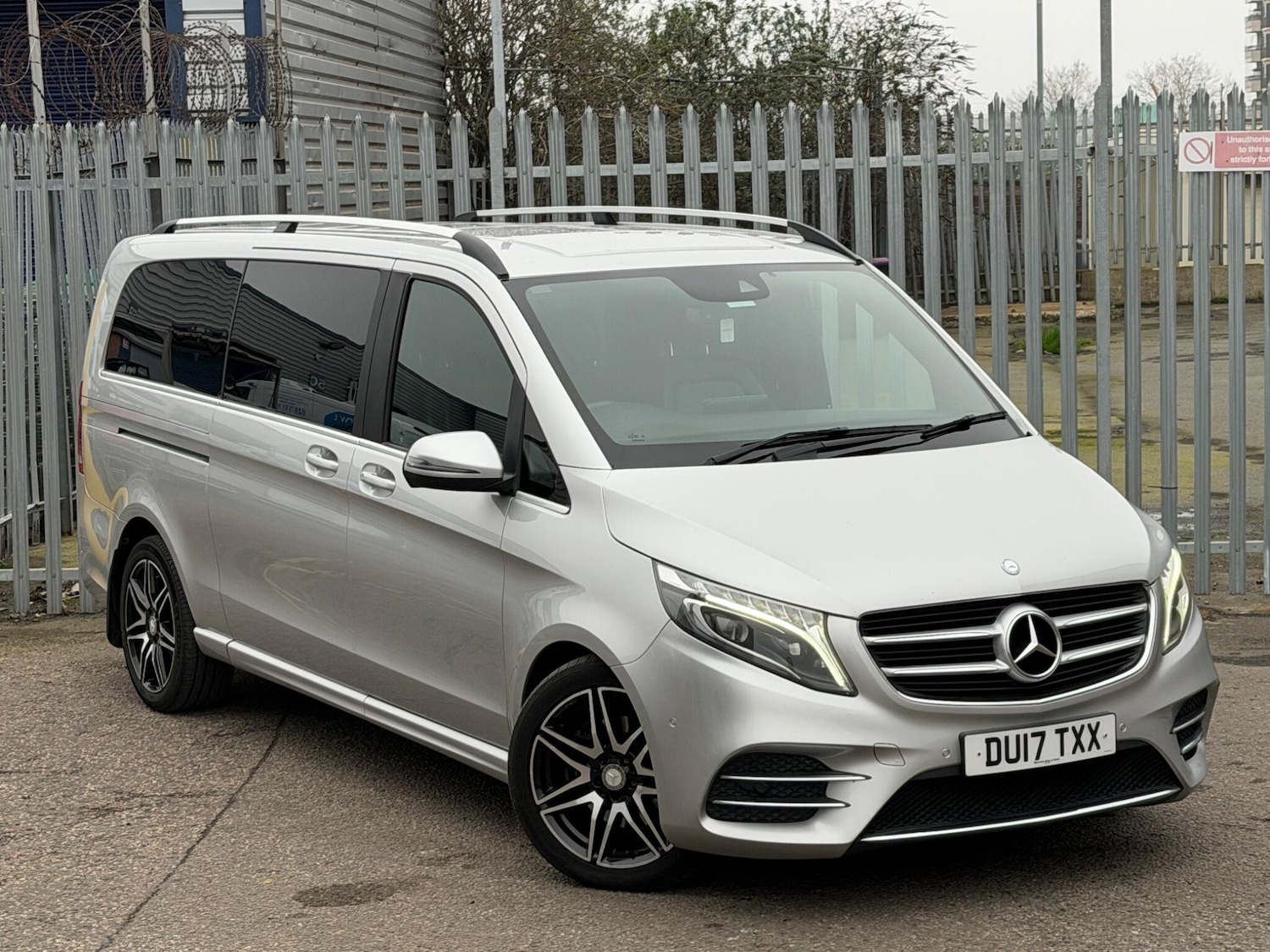 Used Mercedes-Benz V-Class 2017 for sale - 77966373: Photo 2