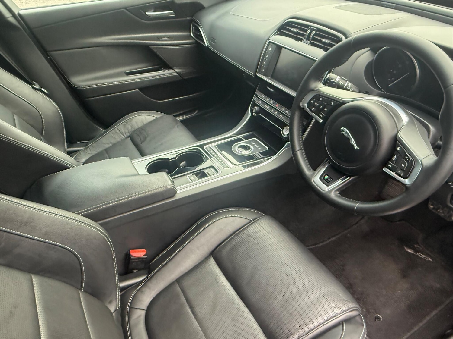 Used Jaguar XE 2017 for sale - 78043782: Photo 2