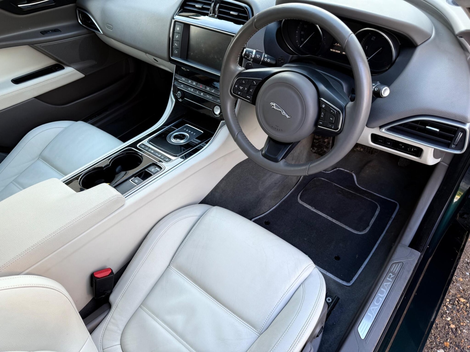 Used Jaguar XE 2015 for sale - 78043777: Photo 21