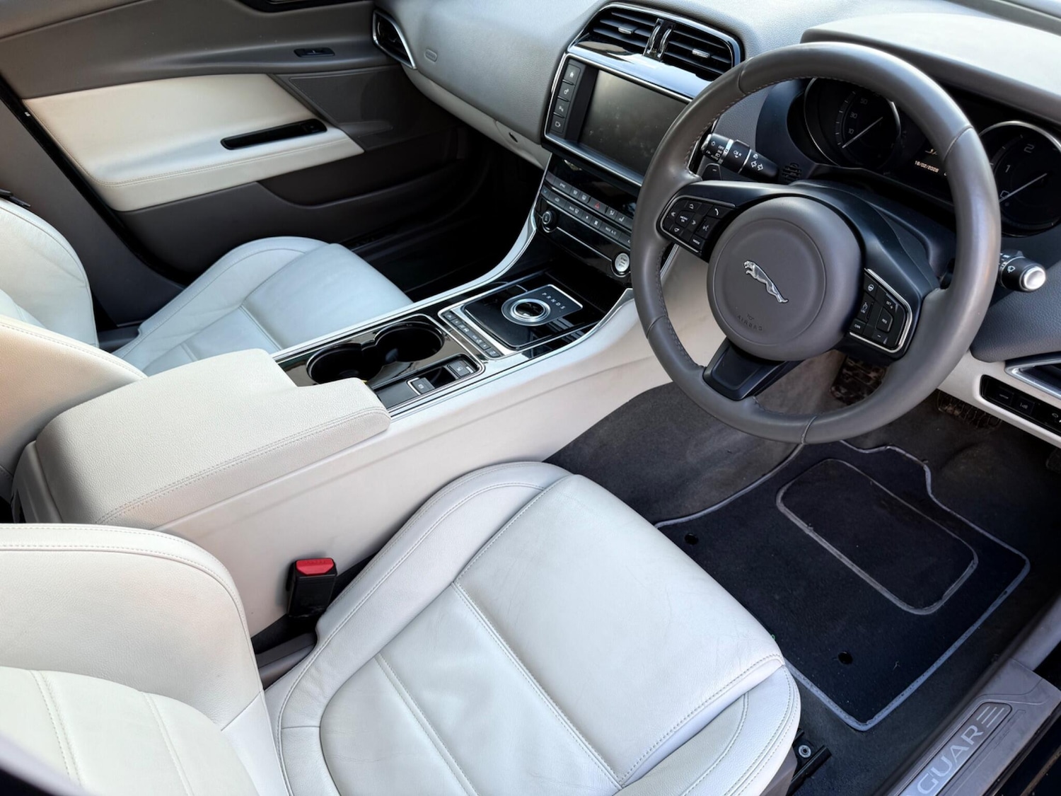 Used Jaguar XE 2015 for sale - 78043777: Photo 22