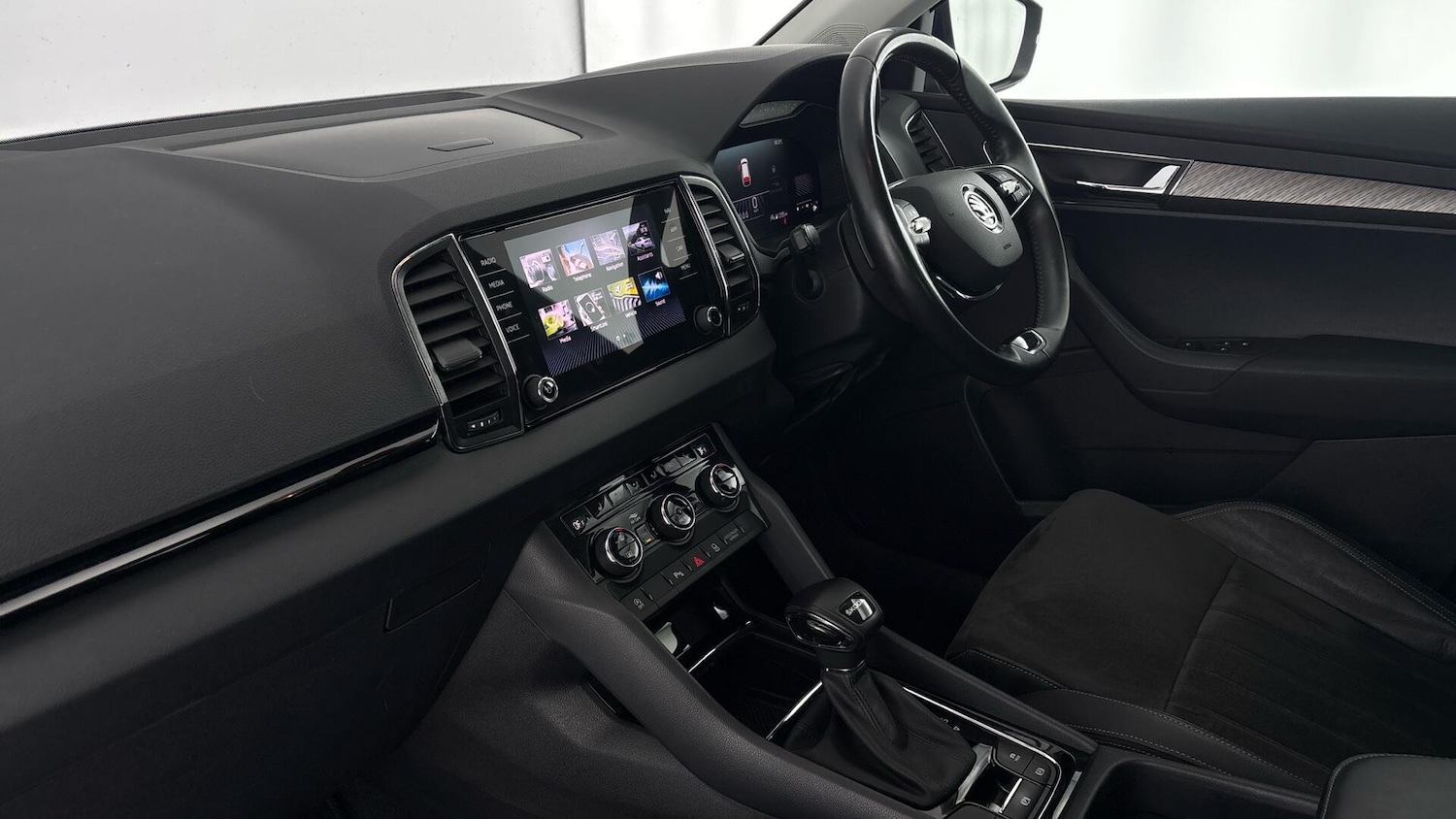 Used Skoda Karoq 2023 for sale - 77931831: Photo 2