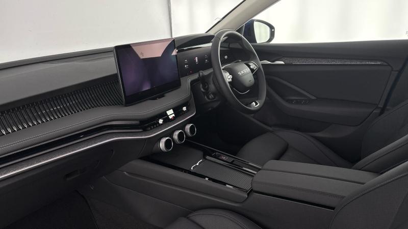 Used Skoda Superb 2025 for sale - 76918352: Photo 2