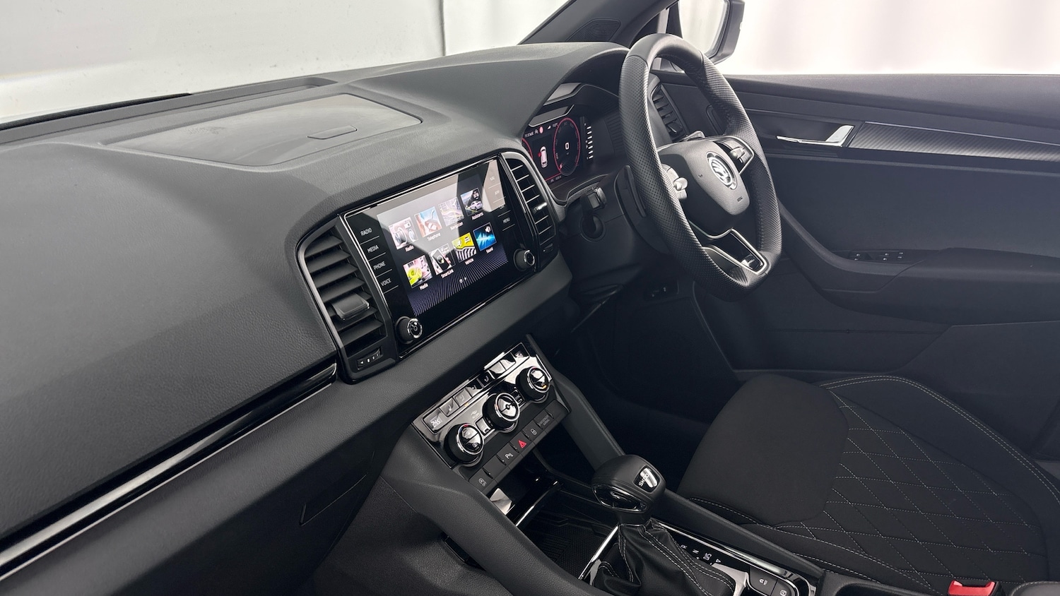 Used Skoda Karoq 2024 for sale - 77602801: Photo 2