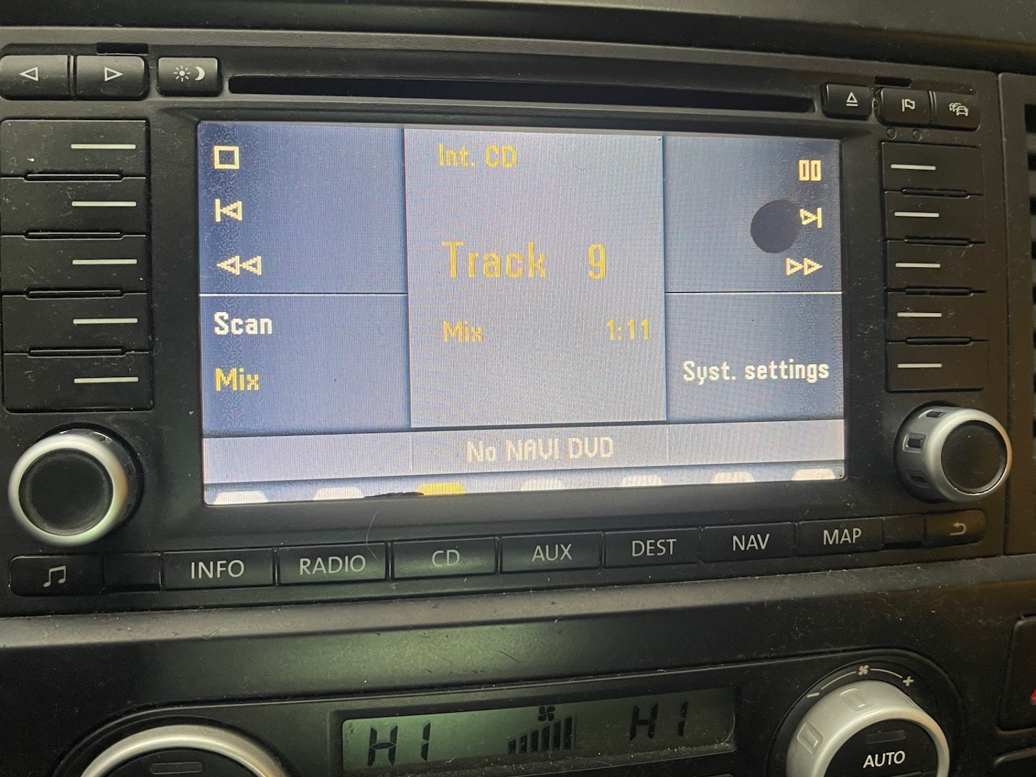 Used Volkswagen Multivan 2012 for sale - 76626584: Photo 25