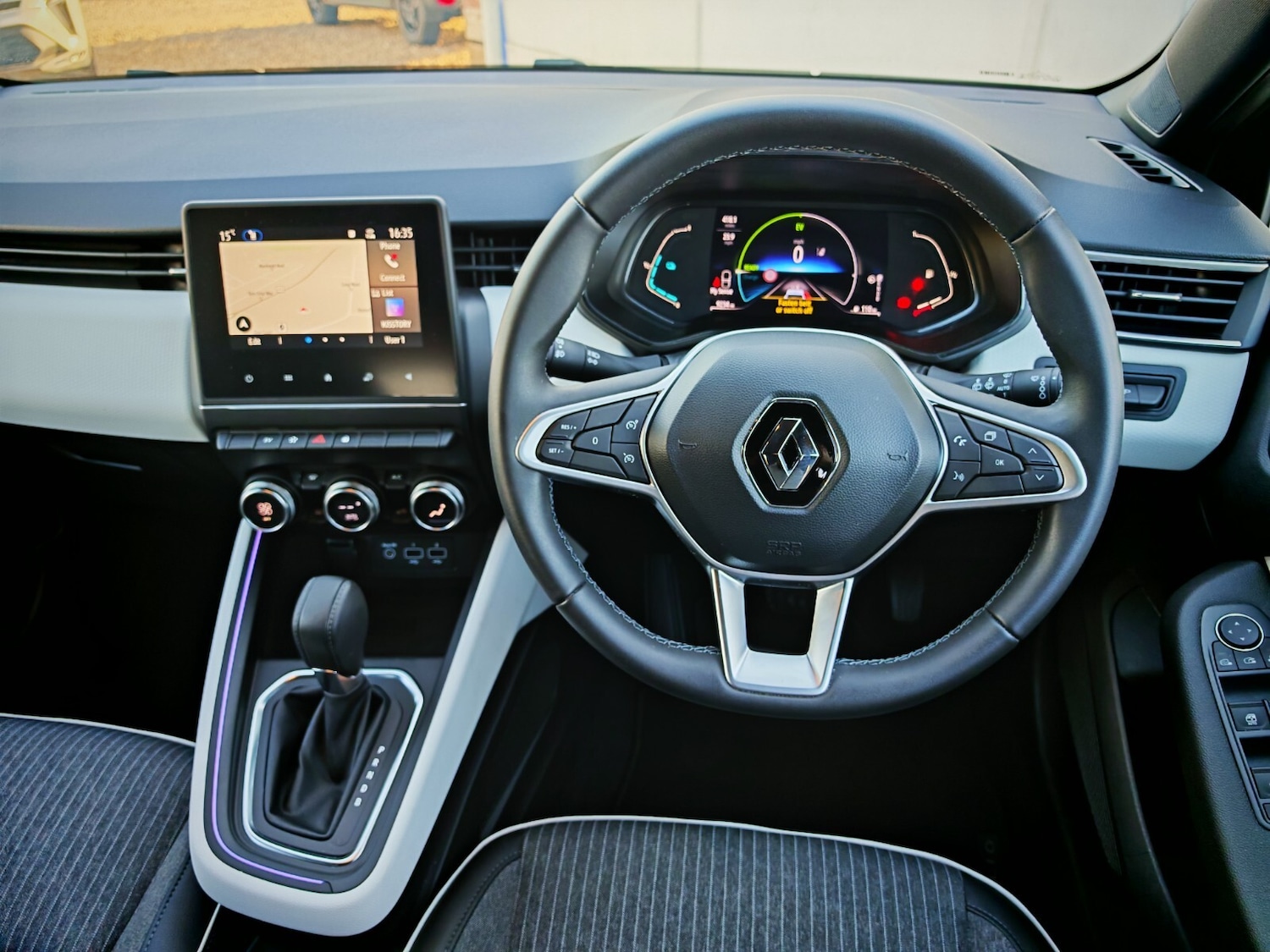 Used Renault Clio 2023 for sale - 76869845: Photo 11