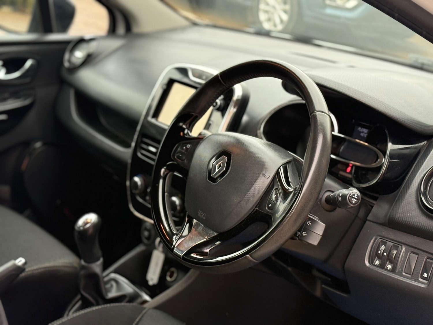 Used Renault Clio 2015 for sale - 76919070: Photo 13