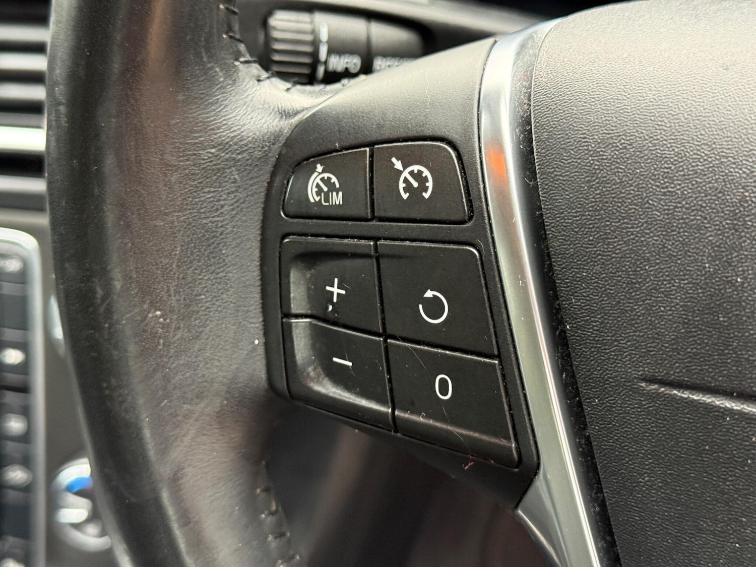 Used Volvo V60 2012 for sale - 77775297: Photo 42