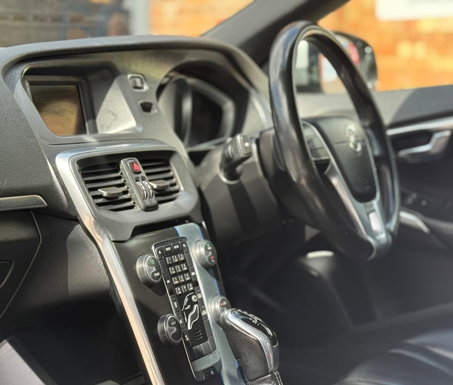 Used Volvo V40 2015 for sale - 76311669: Photo 15