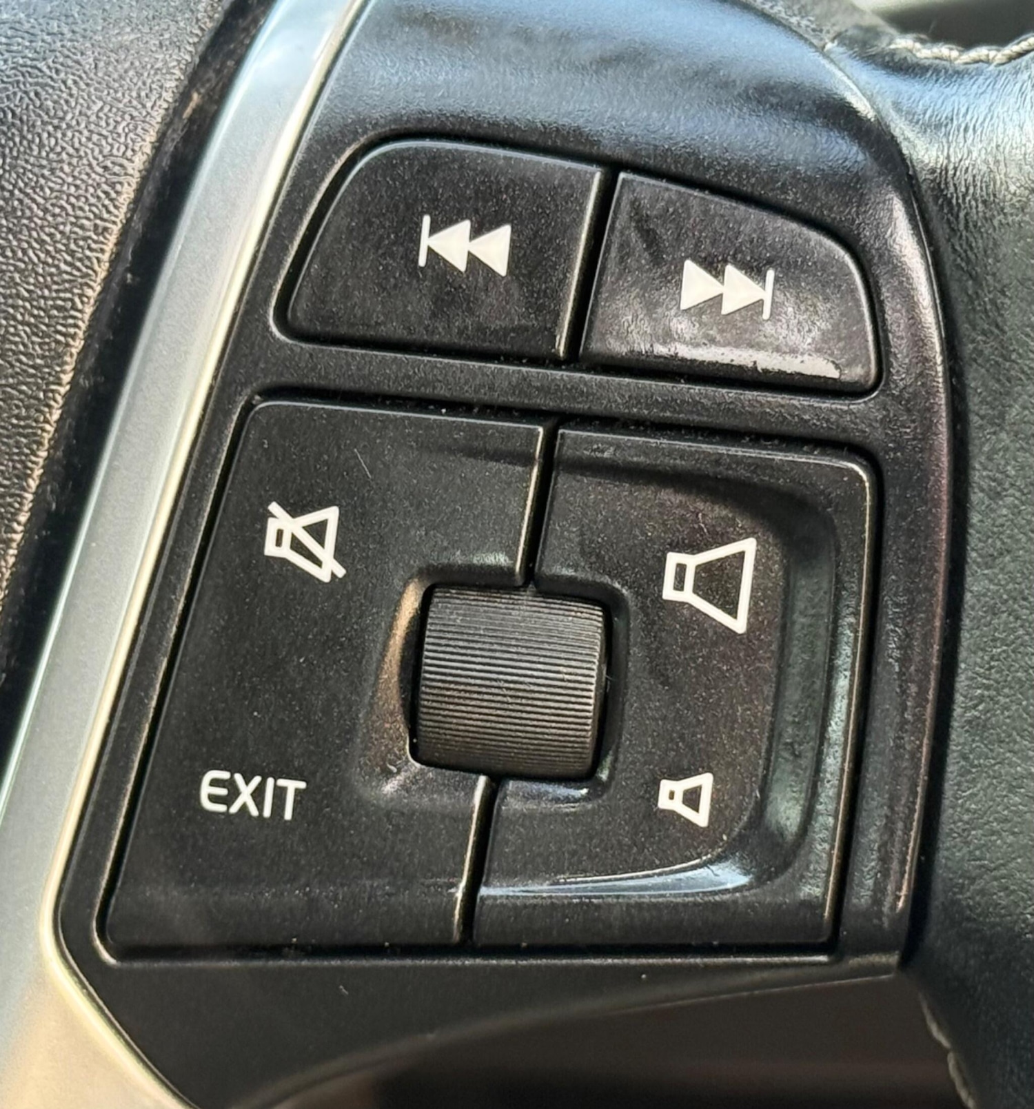 Used Volvo V40 2015 for sale - 76311669: Photo 41