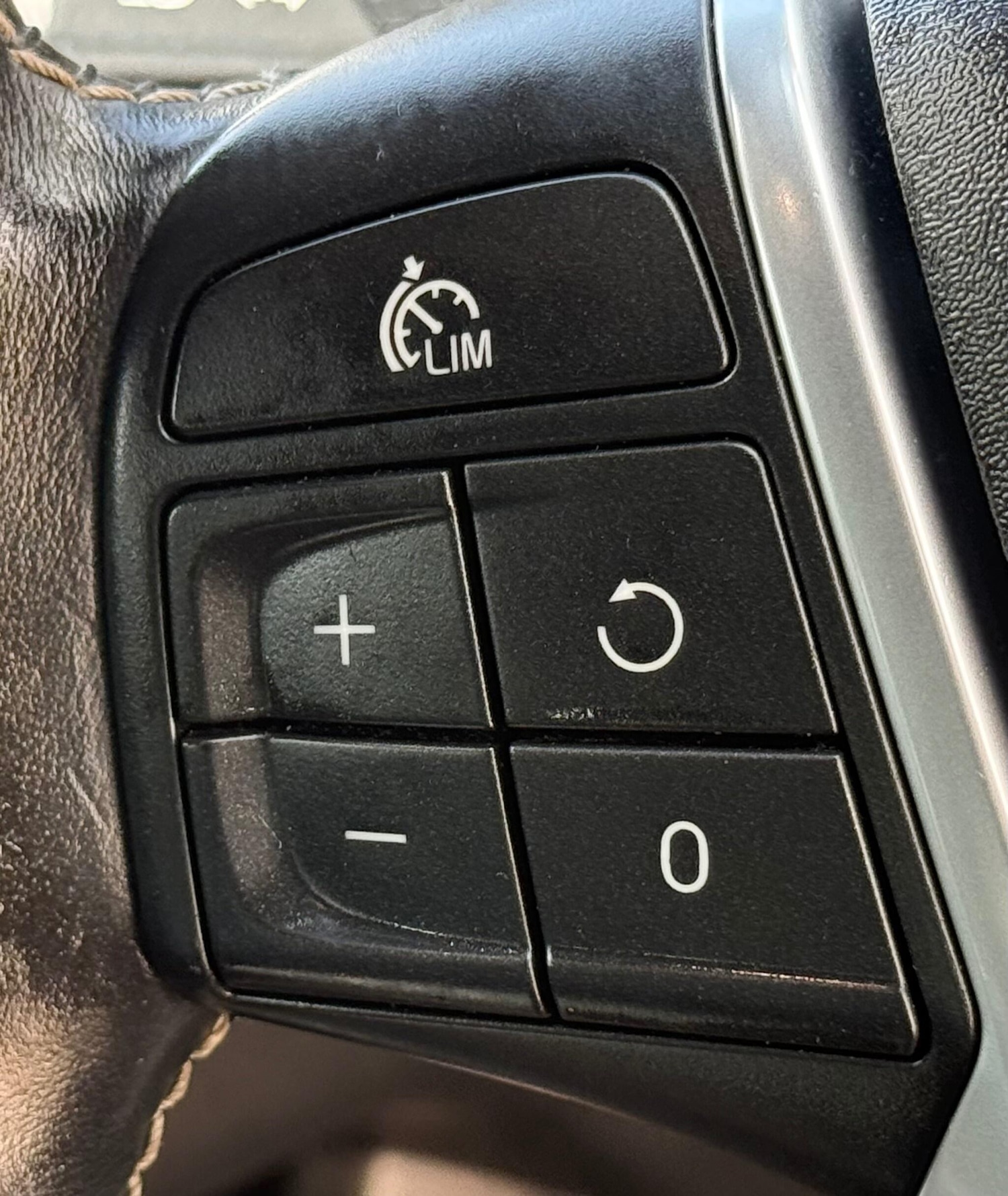 Used Volvo V40 2015 for sale - 76311669: Photo 42