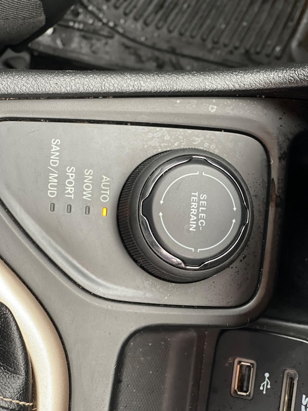 Used Jeep Cherokee 2015 for sale - 76273778: Photo 60